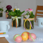 halbachblog: bunte Tischdeko zu Ostern mit Bändern, Accessoires und Pflanzen