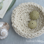 DIY-Idee halbachblog: Korb aus Jutekordel häkeln, mit Muscheln dekorieren