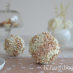 DIY-Idee halbachblog: Filz-Blütenkugeln mit Perlennadeln in Natur-Weiß als Tischdeko
