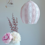 DIY-Idee halbachblog: Tutorial für Lampe aus Baumwoll-Spitzen-Bändern in rosa-weiß