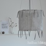 DIY-Tutorial halbachblog: Lampe selber bauen aus Stoff, Drahringen und Bändern zum Anknoten