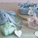 DIY-Idee halbachblog: Geschenke verpacken mit Stoff und Furoshiki-Knoten - Stoffe, Bänder und Spitze in kühlen Pastellfarben