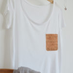 DIY-Anleitung halbachblog: Taschen-Applikation aus Korkstoff auf weißes T-Shirt nähen