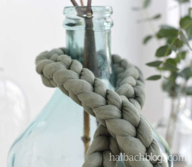 DIY Tutorial Halbachblog: dekorative Maschenkette aus dickem Strickschlauch mit den Fingern häkeln