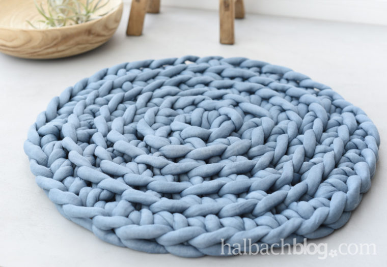 DIY Video Tutorial: runden Teppich aus XXL Strickschlauch mit den Fingern häkeln