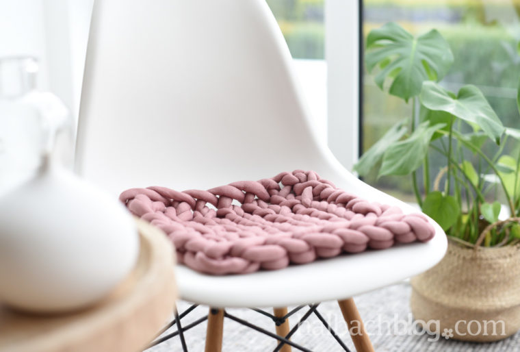 DIY Video Tutorial: Sitzkissen aus XXL Strickschlauch mit den Fingern stricken