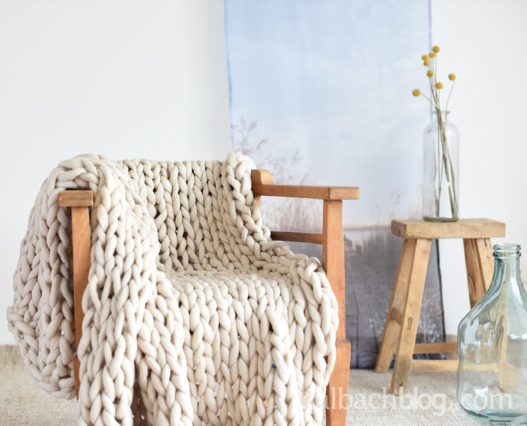 DIY-Tutorial Halbachblog: dicke Decke aus XXL Strickschlauch mit den Armen stricken