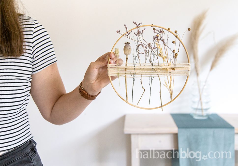 Zarter Hoop mit Trockenblumen